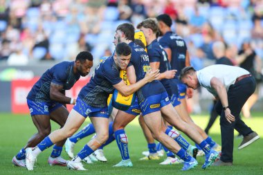 Warrington Wolves 'un oyuncuları maç öncesi ısınma turunda Wigan Warriors' a karşı Wigan Wolves maçı var. 26 Temmuz 2024 'te Wigan Stadyumu' nda.
