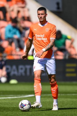 Blackpool 'dan Oliver Casey, Blackpool' un 27 Temmuz 2024 'te Bloomfield Road, Blackpool' da oynanan Blackpool-Sunderland maçında