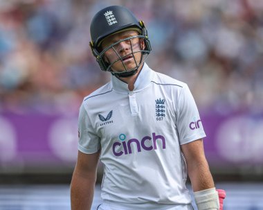 İngiltere 'den Ollie Pope, 27 Temmuz 2024' te İngiltere, Birmingham, İngiltere 'de oynanan Rothesay Test Maçı' nın ikinci gününde Batı Hint Adaları maçında Batı Hint Adaları 'ndan Shamar Joseph tarafından dışarı atıldıktan sonra oyun alanından ayrıldı.