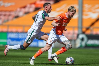 Sunderland 'dan Alan Bourne, Blackpool takımından Hayden Coulson ile Bloomfield Road, Blackpool, Birleşik Krallık' ta oynanan sezon öncesi dostluk maçı sırasında faul yaptı.