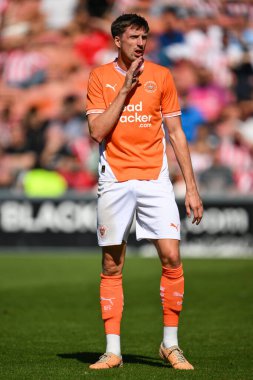 Blackpool 'dan Jake Beesley takım talimatlarını 27 Temmuz 2024' te Bloomfield Road, Blackpool, İngiltere 'de oynanan Blackpool-Sunderland maçında veriyor.