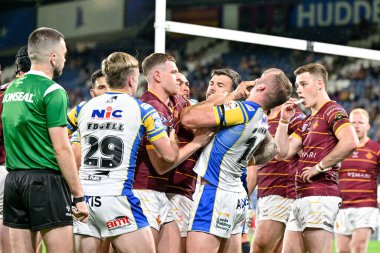 19. Betfred Süper Lig karşılaşması Huddersfield Giants - Leeds Rhinos maçında, John Smith Stadyumu, Huddersfield, Birleşik Krallık 'ta 25 Temmuz 2024' te iki takım çarpışırken sinirler gerildi.