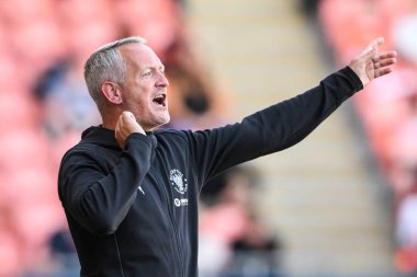 Blackpool 'un Neil Critchley teknik direktörü, Blackpool' un 27 Temmuz 2024 'te Bloomfield Road, Blackpool' da oynanan Blackpool-Sunderland maçında takımına talimat verir.