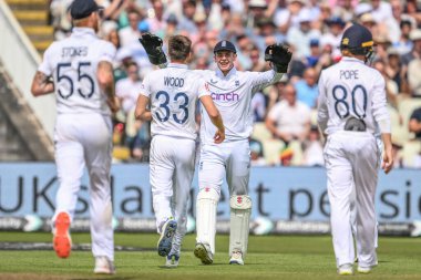 İngiltere Mark Wood, 28 Temmuz 2024 'te İngiltere' nin Edgbaston, Birmingham, İngiltere 'de Batı Hint Adaları' na karşı oynadığı 3. Rothesay Test Maçı 'nda Batı Hint Adaları Jayden Seales' in kalesini kutluyor.