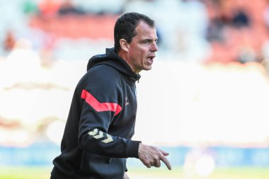 Sunderland takımının teknik direktörü Rgis Le Bris, sezon öncesi Blackpool-Sunderland maçında takımına talimat verir.