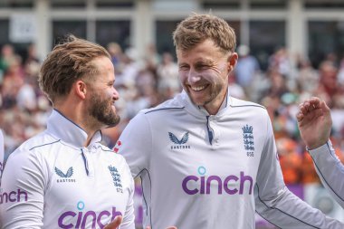 İngiltere 'den Joe Root İngiltere' den Ben Duckett 'e bakıyor. 23 Temmuz 2024' te İngiltere 'nin Edgbaston, Birmingham, İngiltere' de Batı Hint Adaları 'na karşı oynadığı 3. Rothesay Test Maçı' nda milli marşı söyledikten sonra gülümsüyor.