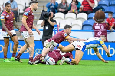 Leeds Rhinos 'tan Ash Handley, Betfred Süper Lig 19. Raundu' nda Leeds Gergedan 'ı 0-4 yenmeye çalışıyor. Huddersfield Giants, Leeds Gergedan' a karşı John Smith Stadyumu, Huddersfield, Birleşik Krallık, 25 Temmuz 2024
