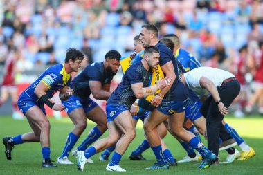 Warrington Wolves 'un oyuncuları maç öncesi ısınma turunda Wigan Warriors' a karşı Wigan Wolves maçı var. 26 Temmuz 2024 'te Wigan Stadyumu' nda.