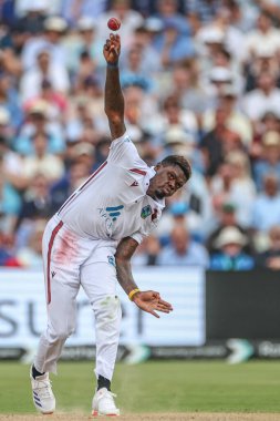 Batı Hint Adaları 'ndan Alzarri Joseph, 27 Temmuz 202' de Birmingham, Edgbaston 'da oynanan Rothesay Test Maçı' nın ikinci gününde topu teslim etti.