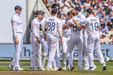 İngiltere 'den Ben Stokes, Batı Hint Adaları' ndan Mikyle Louis 'in kale atışını 3. Rothesay Test Maçı' nda kutluyor. İngiltere Batı Hint Adaları 'na karşı Edgbaston, Birmingham, Birleşik Krallık, 28 Temmuz 2024