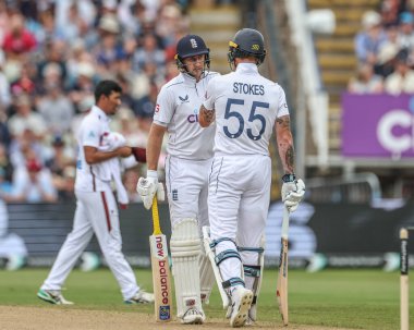 İngiltere 'den Joe Root, İngiltere' den Ben Stokes 'u yumrukladı. İngiltere Rothesay Test Maçı' nın ikinci gününde 150 koşu yaptı. İngiltere - Batı Hint Adaları - Edgbaston, Birmingham, Birleşik Krallık, 27 Temmuz 2024