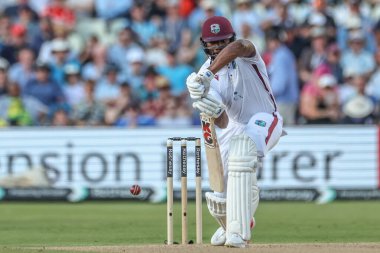 Batı Hint Adaları 'ndan Mikyle Louis, 27 Temmuz 202' de Birmingham, Birmingham, İngiltere 'de oynanan Rothesay Test Maçı' nın ikinci gününde topa vuruyor.