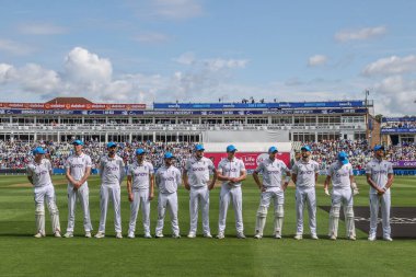 Rothesay Test Maçı 'nın ikinci gününde Bob Willis Fon şapkalı İngiltere takımı 27 Temmuz 2024' te Edgbaston, Birmingham 'da Batı Hint Adaları' na karşı İngiltere maçında...