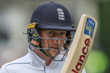 İngiltere 'den Joe Root, Batı Hint Adaları' ndan Gudakesh Motie tarafından 27 Temmuz 202 'de Edgbaston, Birmingham, Birleşik Krallık' ta oynanan Rothesay Test Maçı 'nın ikinci günü oynanan LBW maçında sahadan çıkarken sopasına bakıyor.
