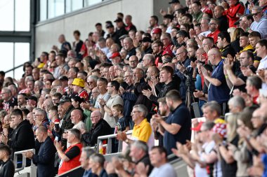 Salford Red Devils taraftarları, Bill Arthur eski Sky Sports rugby ligi yorumcusu Betfred Süper Lig 19. Maç öncesinde Salford Red Devils Castleford Tigers 'a karşı Salford Community Stadyumu, Eccles, Birleşik Krallık, 27 Temmuz 2024