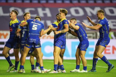 Warrington Wolves takımından Josh Thewlis ve takım arkadaşları, 26 Temmuz 2024 'te İngiltere' nin Wigan Stadyumu 'nda oynanan 19.