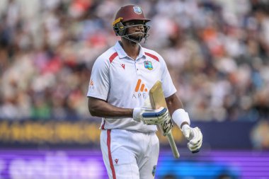 Batı Hint Adaları 'ndan Jason Holder, 23. Rothesay Test Maçı' nda İngiltere 'nin Batı Hint Adaları' na karşı oynadığı Edgbaston, Birmingham, Birleşik Krallık 'ta 28 Temmuz 202' de İngiltere 'den Gus Atkinson tarafından LBW' de yere serildikten sonra sahadan ayrıldı.