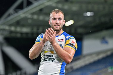 Leeds Rhinos takımından Jarrod OConnor, John Smith Stadyumu 'nda oynanan 19. Huddersfield Giants - Leeds Rhinos maçında taraftarlarını tam zamanlı alkışlıyor. 