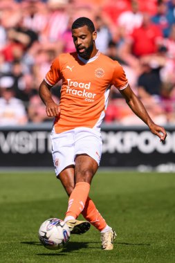 Blackpool 'dan CJ Hamilton, Bloomfield Road, Blackpool, İngiltere' de oynanan Blackpool-Sunderland maçında topu pas attı.