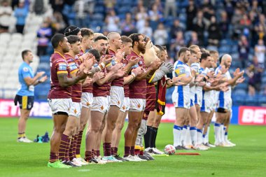 Leeds Rhinos ve Huddersfield Giants, John Smith Stadyumu, Huddersfield, Birleşik Krallık 'ta oynanan Betfred Süper Lig 19. Raundu öncesinde eski Sky Sports rugby yorumcusu Bill Arthur' a saygılarını sunuyor.