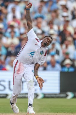 Batı Hint Adaları 'ndan Alzarri Joseph, 27 Temmuz 202' de Birmingham, Edgbaston 'da oynanan Rothesay Test Maçı' nın ikinci gününde topu teslim etti.