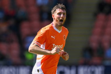 Blackpool 'dan James Husband takım talimatlarını 27 Temmuz 202' de Bloomfield Road, Blackpool, İngiltere 'de oynanan Blackpool-Sunderland maçında veriyor.