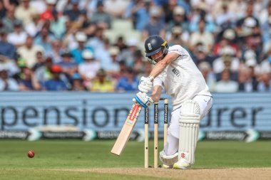 İngiltere 'den Chris Woakes, 27 Temmuz 202' de İngiltere 'nin Edgbaston, Birmingham' da Batı Hint Adaları 'na karşı oynadığı Rothesay Test Maçı' nın ikinci günü boyunca dört koşu yaptı.