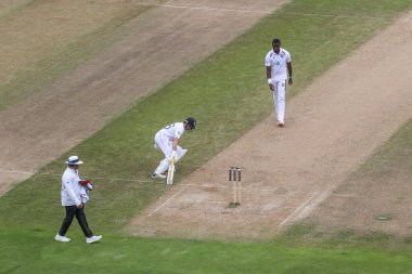 İngiltere 'den Joe Root, Rothesay Test Maçı' nın ikinci gününde Edgbaston, Birmingham, İngiltere 'de Batı Hint Adaları' na karşı 27 Temmuz 2024 'te iki koşu yaptı.