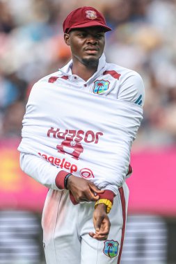 Batı Hint Adaları 'ndan Alzarri Joseph, 27 Temmuz 202' de Birmingham, Birmingham 'da oynanan Rothesay Test Maçı' nın ikinci gününde kazağını çıkardı.