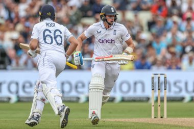 İngiltere 'den Jamie Smith, Rothesay Test Maçı' nın ikinci gününde Edgbaston, Birmingham, İngiltere 'de Batı Hint Adaları' na karşı 27 Temmuz 2024 'te bir koşu yaptı.