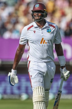 Batı Hint Adaları 'ndan kederli bir Jason Holder, İngiltere' nin Edgbaston, Birmingham, Birleşik Krallık 'ta oynanan 3. Rothesay Test Maçı' nda İngiltere ile Batı Hint Adaları maçı sırasında İngiltere Gus Atkinson tarafından şutlandıktan sonra sahadan ayrıldı.