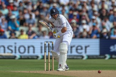 İngiltere 'den Joe Root, 27 Temmuz 2024' te İngiltere 'nin Edgbaston, Birmingham' da oynanan Rothesay Test Maçı 'nın ikinci gününde Seales' ten bir top aldı.
