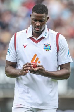 Batı Hint Adaları 'ndan Jason Holder, 27 Temmuz 2024' te Birmingham, Edgbaston 'da oynanan Rothesay Test Maçı' nın ikinci gününde topu teftiş eder.