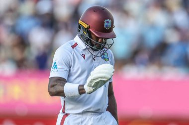 Batı Hint Adaları 'ndan Kirk McKenzie, İngiltere' nin Edgbaston, Birmingham, Birleşik Krallık 'ta 27 Temmuz 2024' te oynanan Rothesay Test Maçı 'nın ikinci gününde İngiliz Jamie Smith tarafından yakalandıktan sonra sahadan ayrıldı.