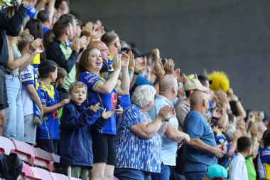 Warrington Wolves taraftarları 19. Betfred Süper Lig karşılaşmasında Wigan Warriors 'a karşı Wigan Wolves, Wigan Stadyumu, Birleşik Krallık, 26 Temmuz 2024