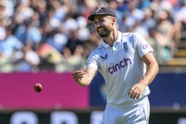 İngiltere 'den Chris Woakes, İngiltere' nin 3. Rothesay Test Maçı 'nda topu İngiltere' nin Batı Hint Adaları 'na karşı Edgbaston, Birmingham, Birleşik Krallık' ta 28 Temmuz 2024 'te oynanan 3.