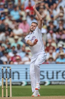 İngiltere 'den Gus Atkinson, İngiltere' nin Edgbaston, Birmingham, Birleşik Krallık 'ta oynadığı 3. Rothesay Test Maçı 1. Maçı' nda topu teslim etti.