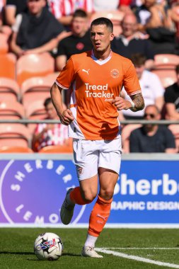 Blackpool 'dan Oliver Casey, Blackpool' un 27 Temmuz 2024 'te Bloomfield Road, Blackpool' da oynanan Blackpool-Sunderland maçında