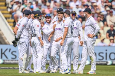 İngiltere Mark Wood, 28 Temmuz 2024 'te İngiltere' nin Edgbaston, Birmingham, İngiltere 'de Batı Hint Adaları' na karşı oynadığı 3. Rothesay Test Maçı 'nda Batı Hint Adaları Jayden Seales' in kalesini kutluyor.
