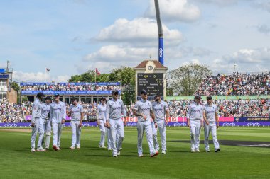 İngiliz oyuncular, İngiltere 'nin Edgbaston, Birmingham, Birleşik Krallık' ta oynadığı 3. Rothesay Test Maçı 'nda öğle yemeği için sahadan ayrıldılar.