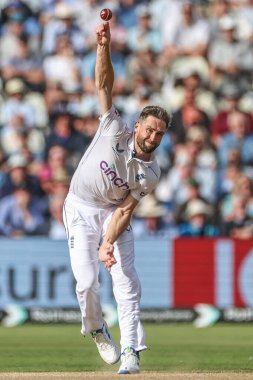 İngiltere 'den Chris Woakes, 27 Temmuz 2024' te Birmingham, Birmingham 'da oynanan Rothesay Test Maçı' nın ikinci günü sırasında Batı Hint Adaları 'nın ilk atışını gerçekleştirdi.