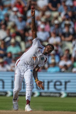 Batı Hint Adaları 'ndan Alzarri Joseph topu 3. Rothesay Deneme Maçı 1. Maçı' nda veriyor. İngiltere - Batı Hint Adaları maçı Edgbaston, Birmingham, Birleşik Krallık, 26 Temmuz 2024