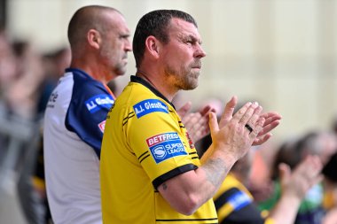 Castleford Tigers taraftarları, Salford Red Devils Castleford Tigers 'a karşı 27 Temmuz 2024' te oynanan Betfred Süper Lig karşılaşması öncesinde Bill Arthur 'un eski Sky Sports rugby ligi yorumcusuna saygılarını sunuyor.