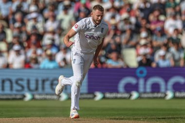 İngiltere 'den Gus Atkinson, 3. Rothesay Deneme Maçı' nda Batı Hint Adaları 'na karşı Edgbaston, Birmingham, Birleşik Krallık' ta 26 Temmuz 2024 'te oynanan karşılaşmada Batı Hint Adaları' ndan Jason Holder 'ı yendi.