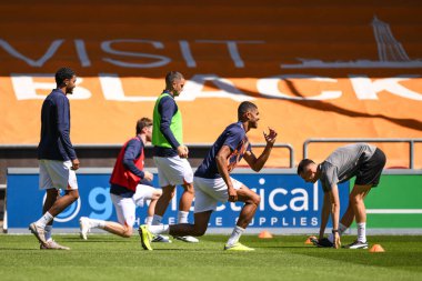 Blackpool 'dan Ash Fletcher, Blackpool, İngiltere' de 27 Temmuz 2024 'te oynanan Bloomfield Road' da Blackpool 'a karşı oynanan sezon öncesi dostluk maçı öncesinde ısınmaya devam ediyor.