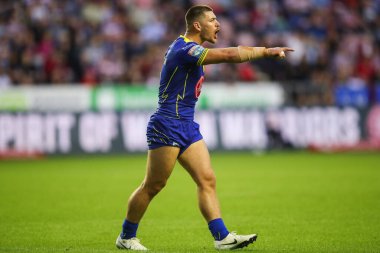 Danny Walker of Warrington Wolves gives his teammates instructions during the Betfred Super League Round 19 match Wigan Warriors vs Warrington Wolves at DW Stadium, Wigan, United Kingdom, 26th July 2024