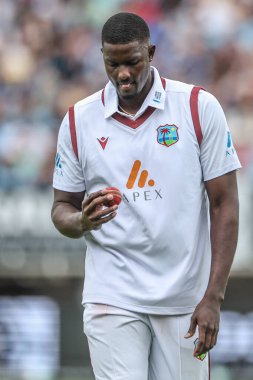 Batı Hint Adaları 'ndan Jason Holder, 27 Temmuz 2024' te Birmingham, Edgbaston 'da oynanan Rothesay Test Maçı' nın ikinci gününde topu teftiş eder.