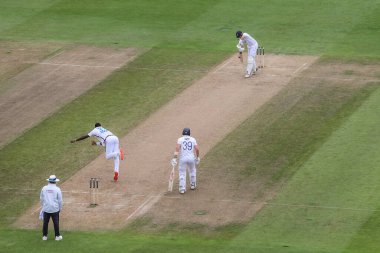 İngiltere 'den Joe Root, 27 Temmuz 2024' te Birmingham, Birmingham 'da oynanan Rothesay Test Maçı' nın ikinci gününde Batı Hint Adaları 'na karşı Jayden Seales' in attığı güvenlik atışını oynuyor.