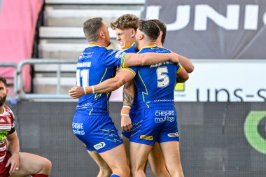 Warrington Wolves takımından Arron Lindop, 26 Temmuz 2024 'te Wigan Wolves' a karşı oynanan 19. Betfred Süper Lig karşılaşmasında Warrington 'a 0-4 galibiyetini kutluyor.