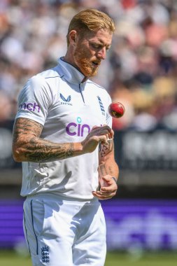 İngiltere 'den Ben Stokes, İngiltere' nin Edgbaston, Birmingham, Birleşik Krallık 'ta oynadığı 3. Rothesay Test Maçı' nda bowlinge hazırlanıyor.